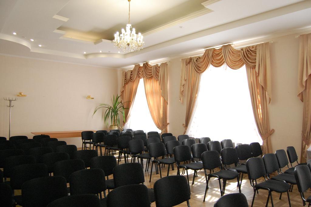 Zhovtneviy Hotel Dnipro Bagian luar foto