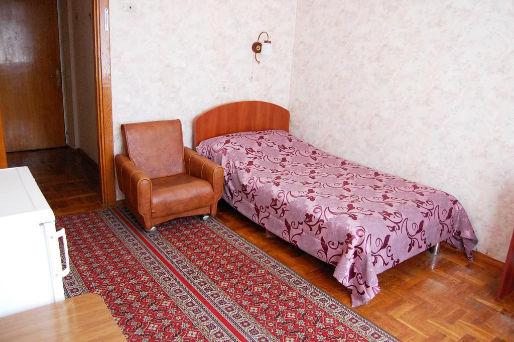 Zhovtneviy Hotel Dnipro Bagian luar foto