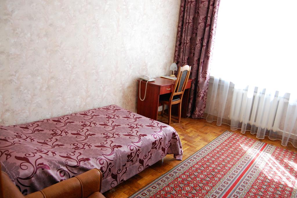 Zhovtneviy Hotel Dnipro Bagian luar foto