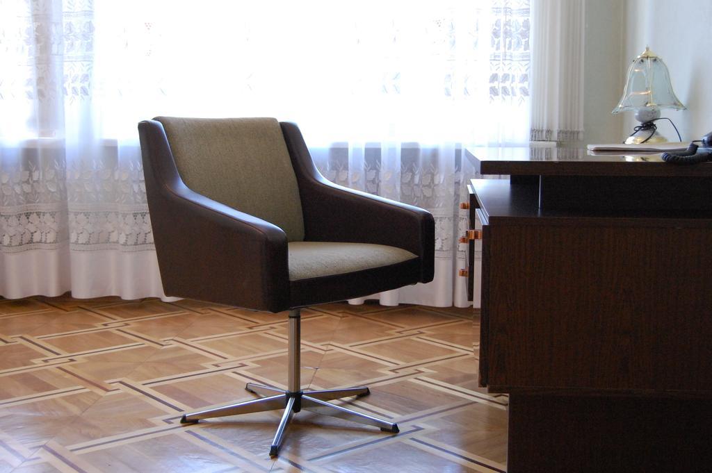 Zhovtneviy Hotel Dnipro Bagian luar foto