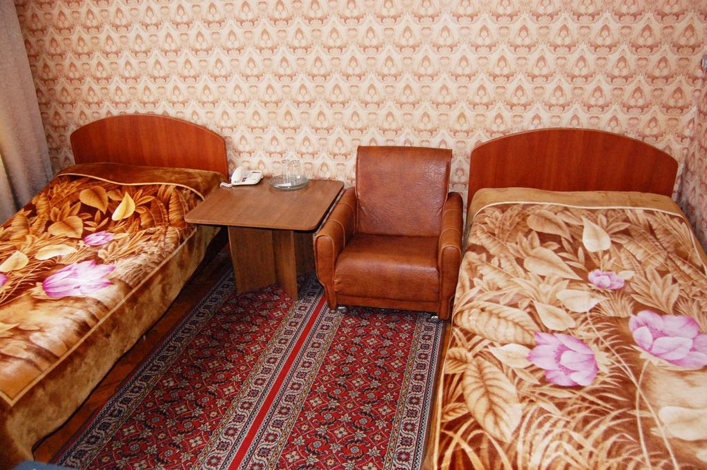 Zhovtneviy Hotel Dnipro Bagian luar foto