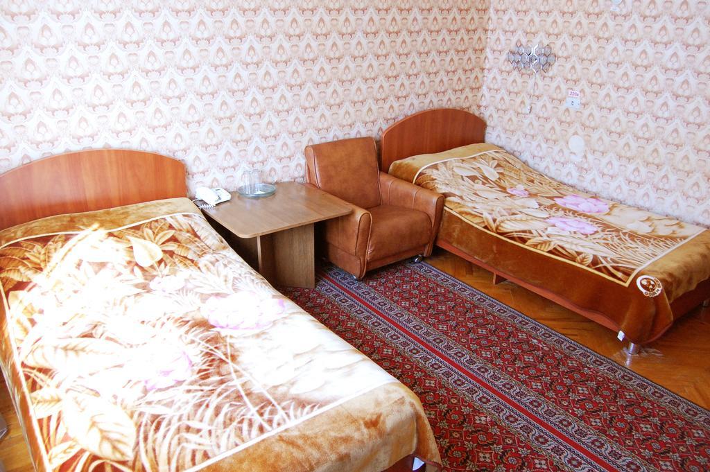 Zhovtneviy Hotel Dnipro Bagian luar foto