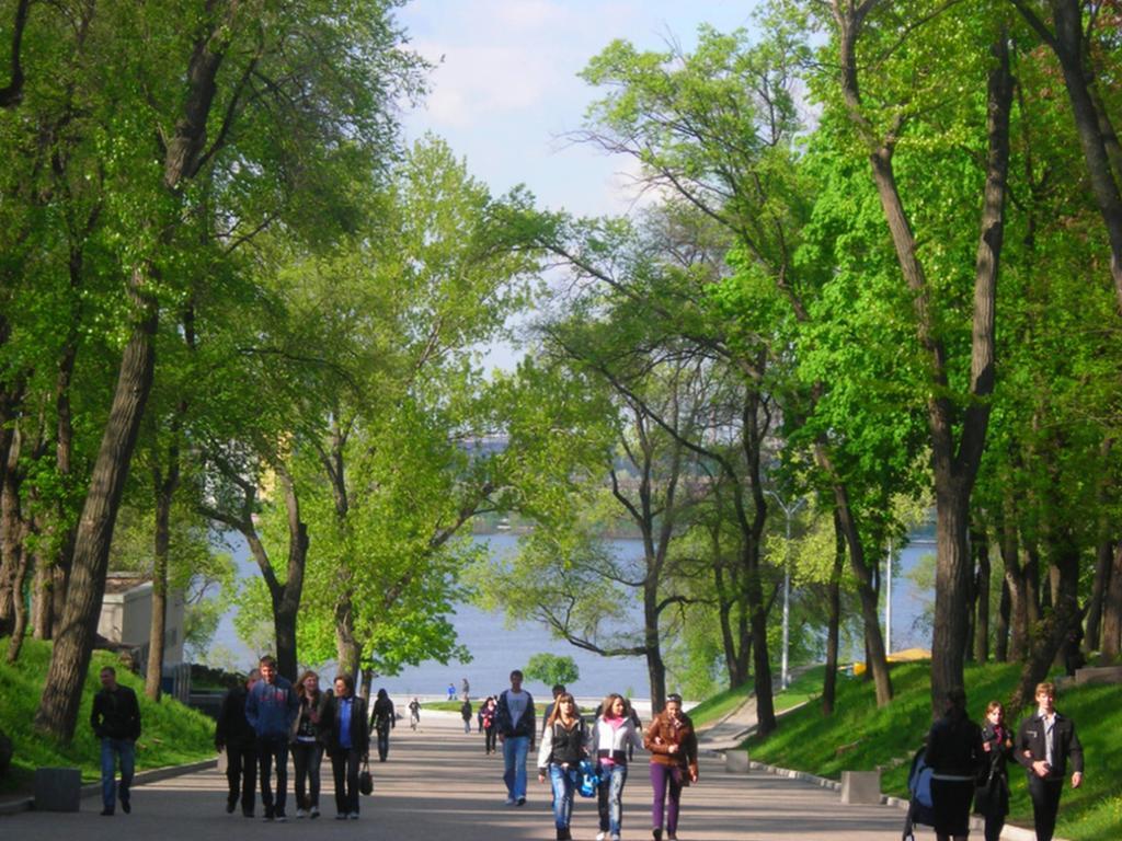 Zhovtneviy Hotel Dnipro Bagian luar foto