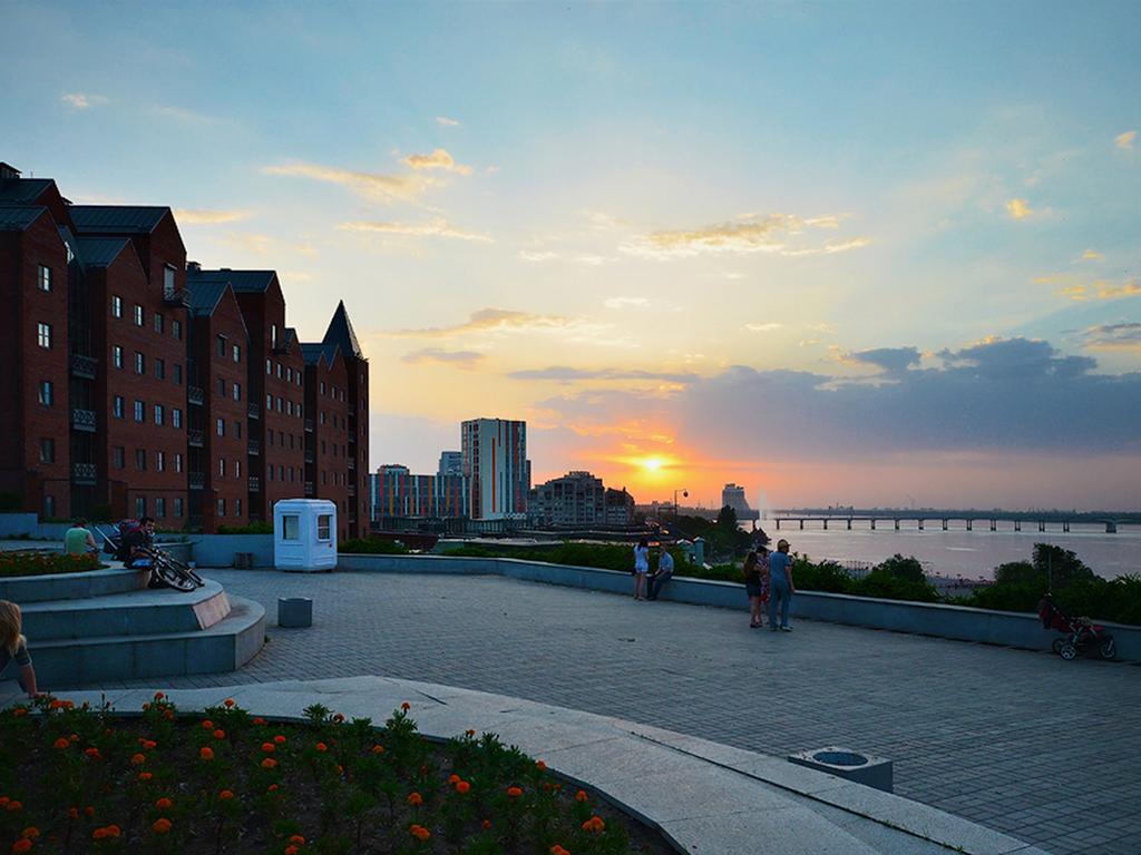 Zhovtneviy Hotel Dnipro Bagian luar foto