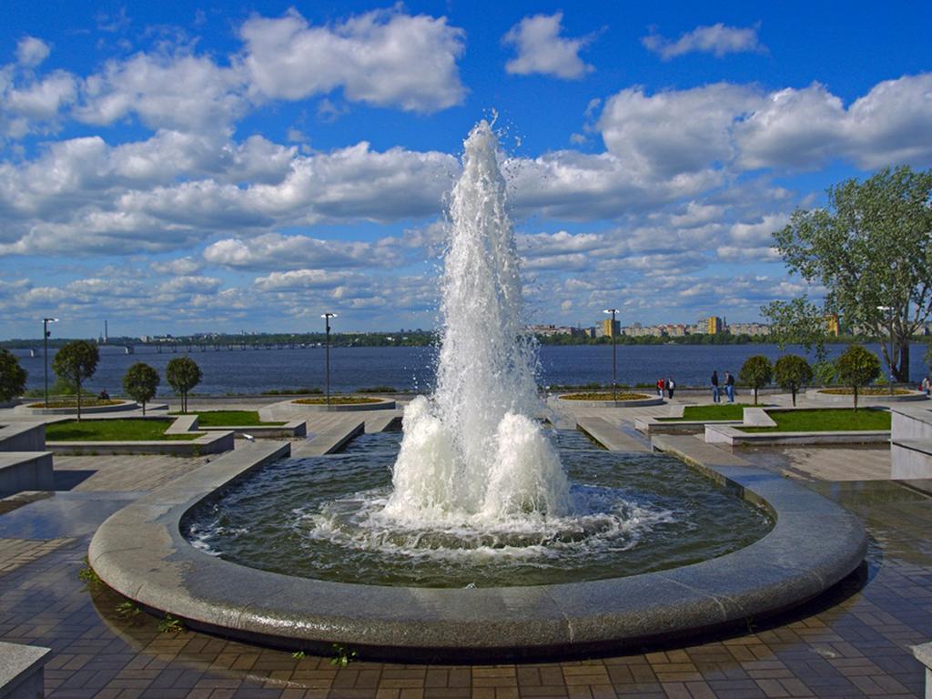 Zhovtneviy Hotel Dnipro Bagian luar foto