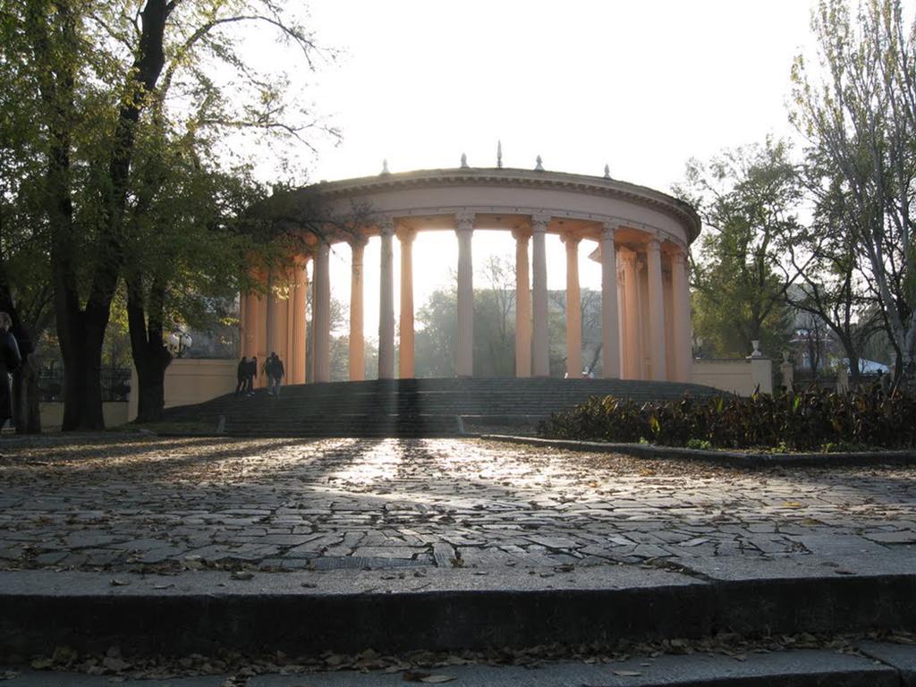 Zhovtneviy Hotel Dnipro Bagian luar foto