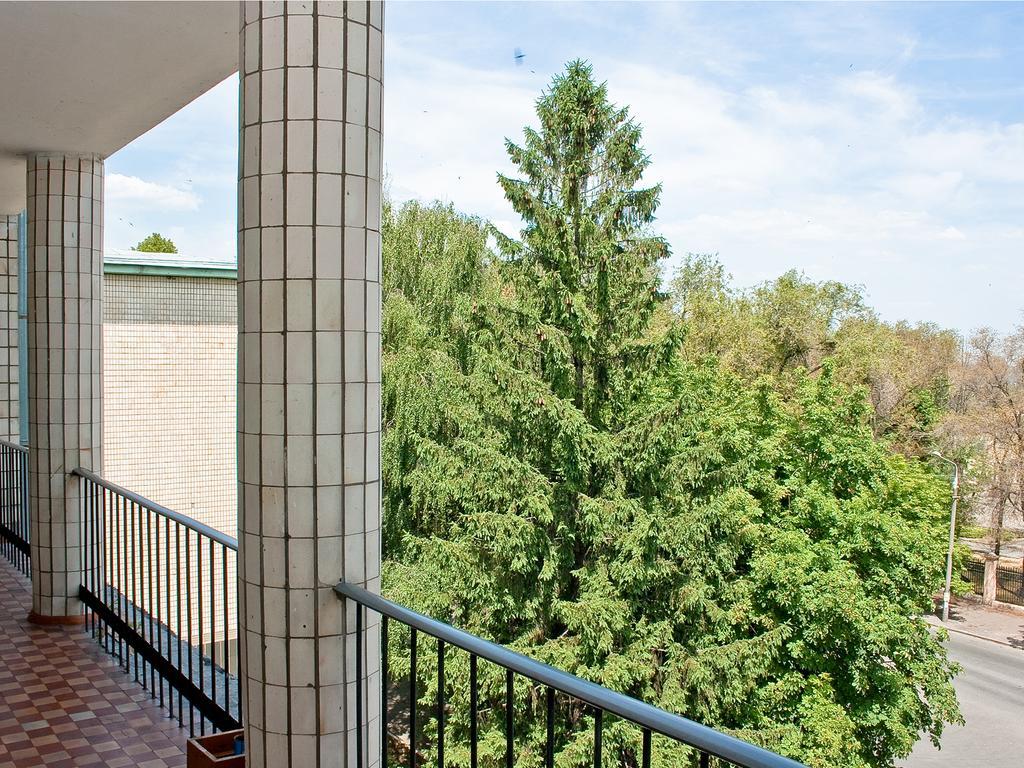 Zhovtneviy Hotel Dnipro Bagian luar foto