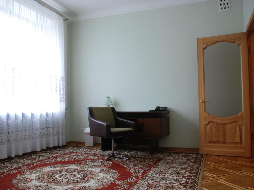 Zhovtneviy Hotel Dnipro Bagian luar foto