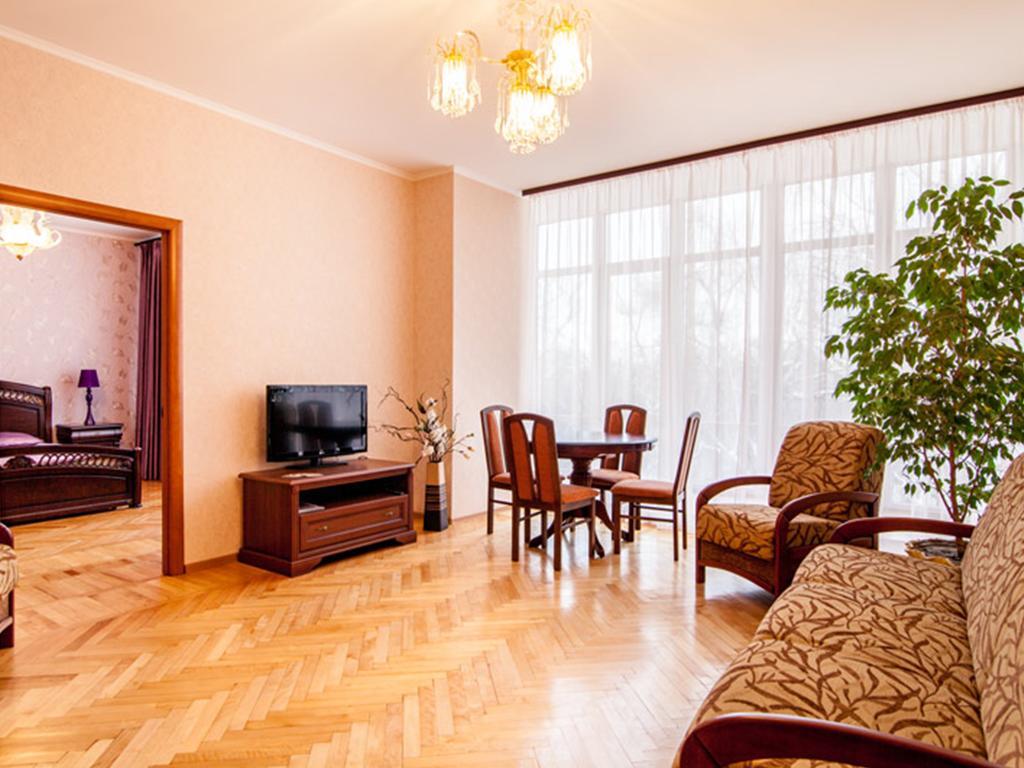 Zhovtneviy Hotel Dnipro Bagian luar foto