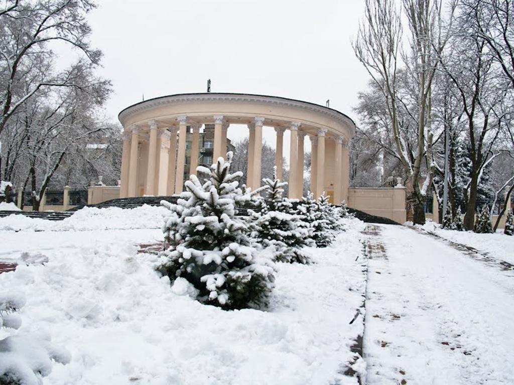 Zhovtneviy Hotel Dnipro Bagian luar foto