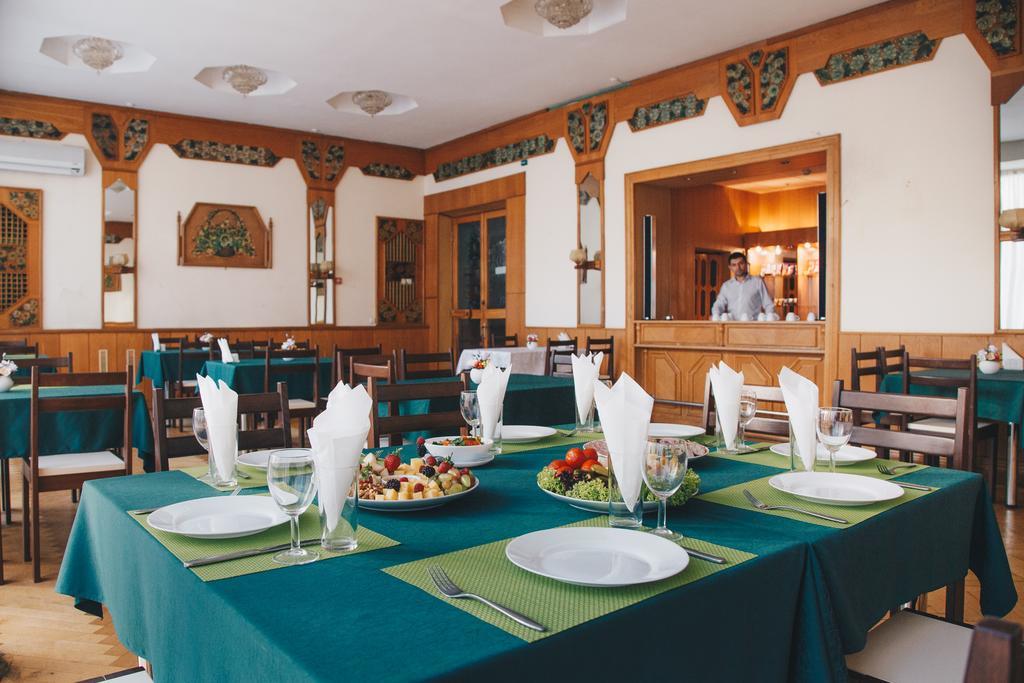Zhovtneviy Hotel Dnipro Bagian luar foto