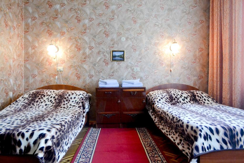 Zhovtneviy Hotel Dnipro Bagian luar foto