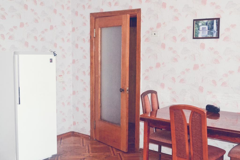 Zhovtneviy Hotel Dnipro Bagian luar foto