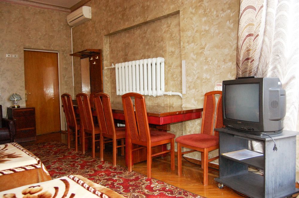 Zhovtneviy Hotel Dnipro Bagian luar foto