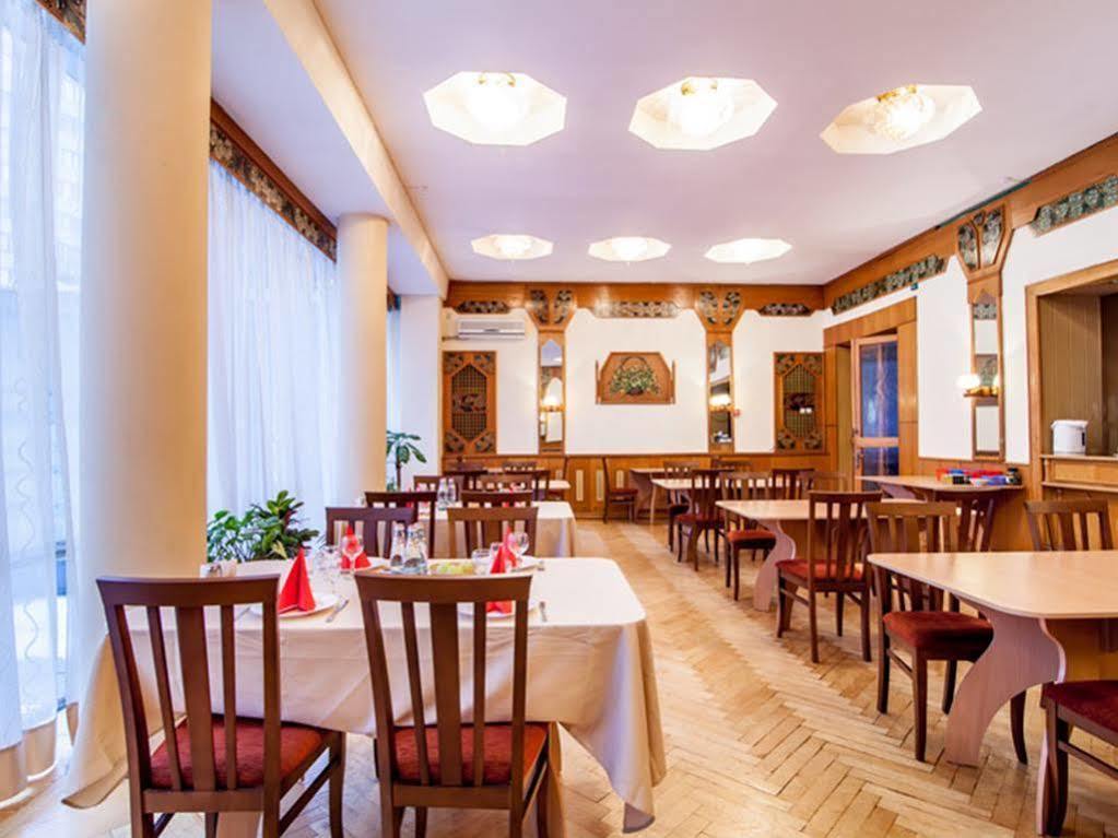 Zhovtneviy Hotel Dnipro Bagian luar foto