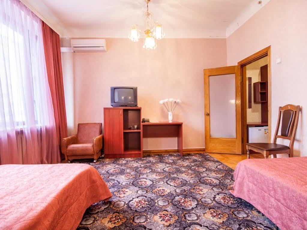 Zhovtneviy Hotel Dnipro Bagian luar foto