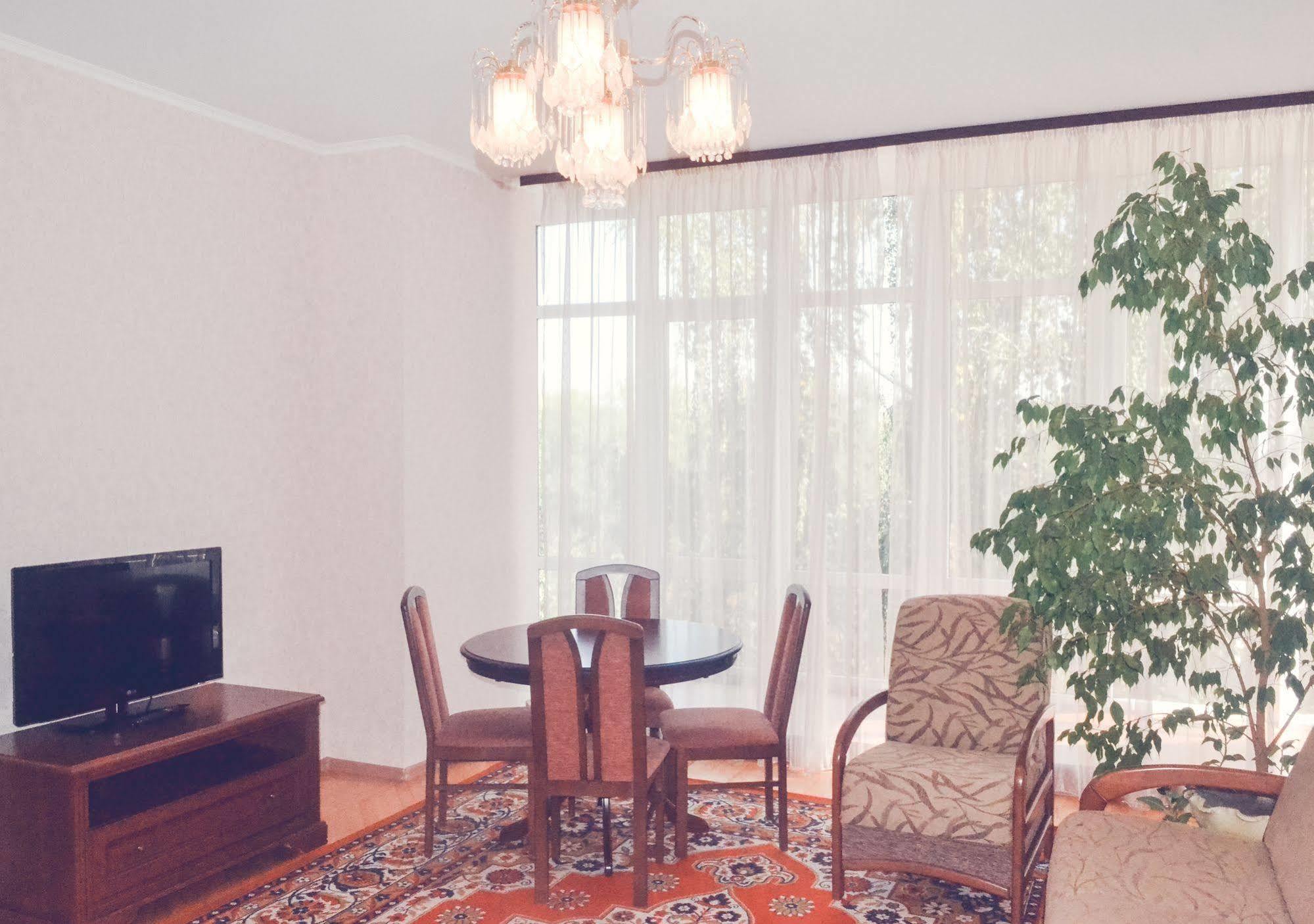 Zhovtneviy Hotel Dnipro Bagian luar foto