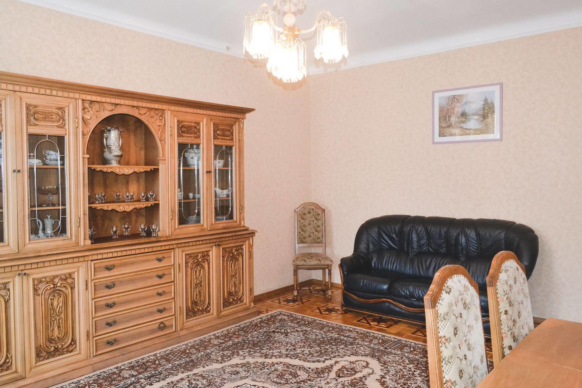 Zhovtneviy Hotel Dnipro Bagian luar foto