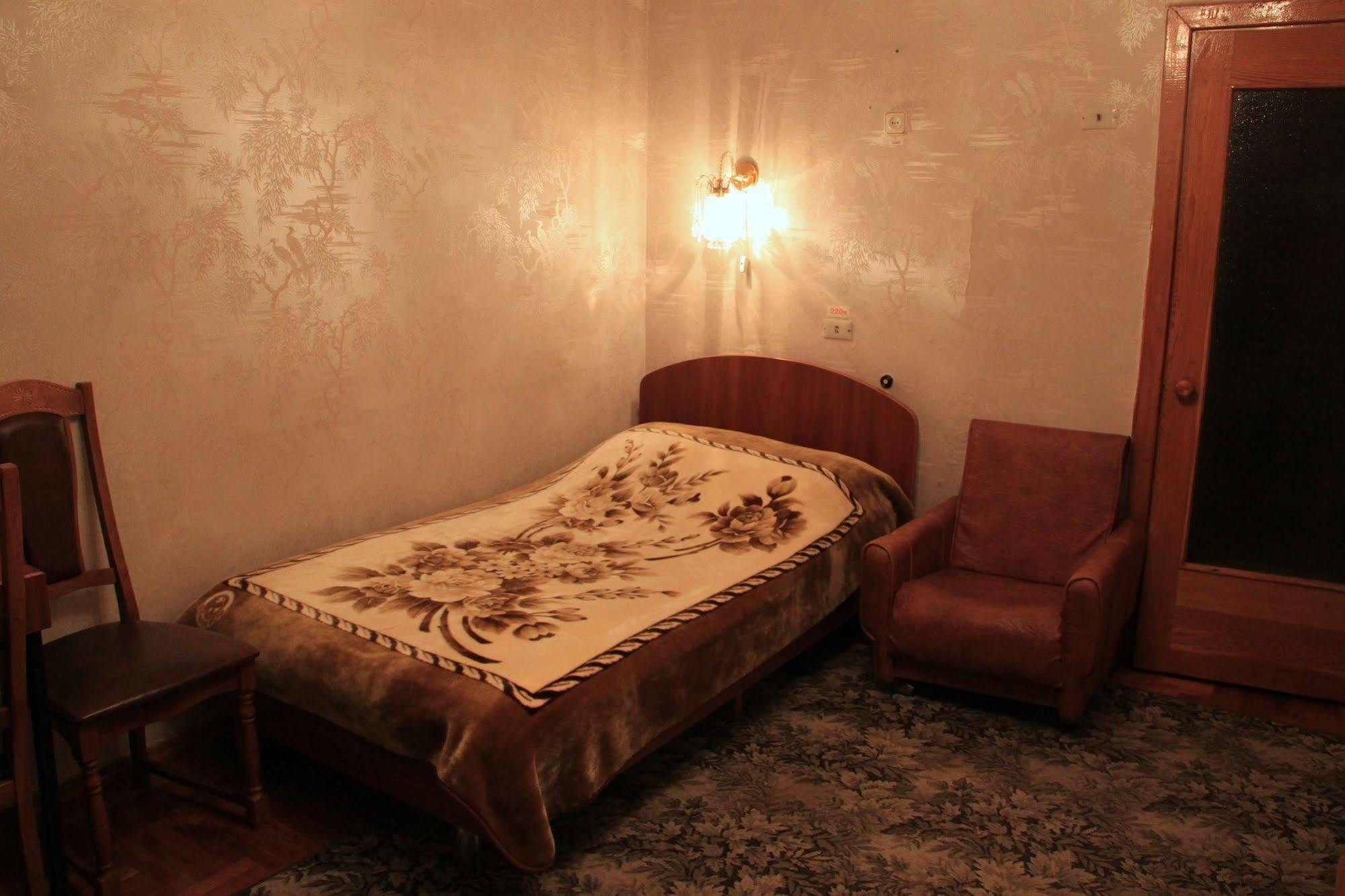 Zhovtneviy Hotel Dnipro Bagian luar foto