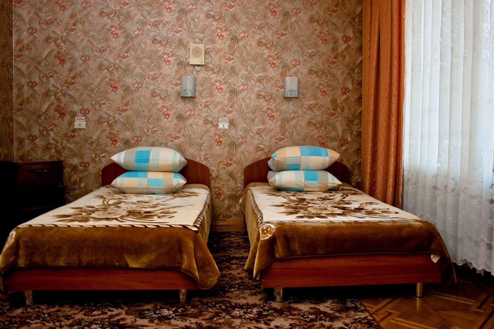 Zhovtneviy Hotel Dnipro Bagian luar foto