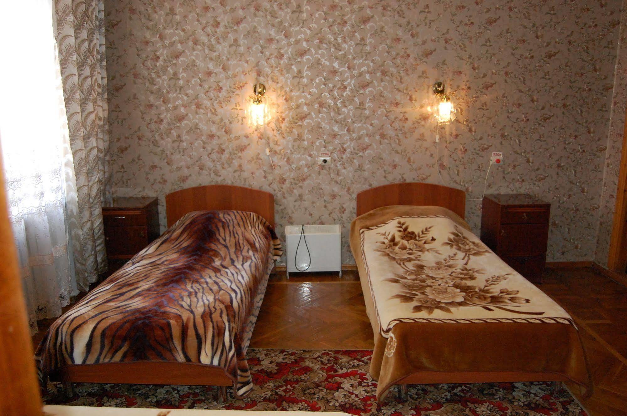 Zhovtneviy Hotel Dnipro Bagian luar foto