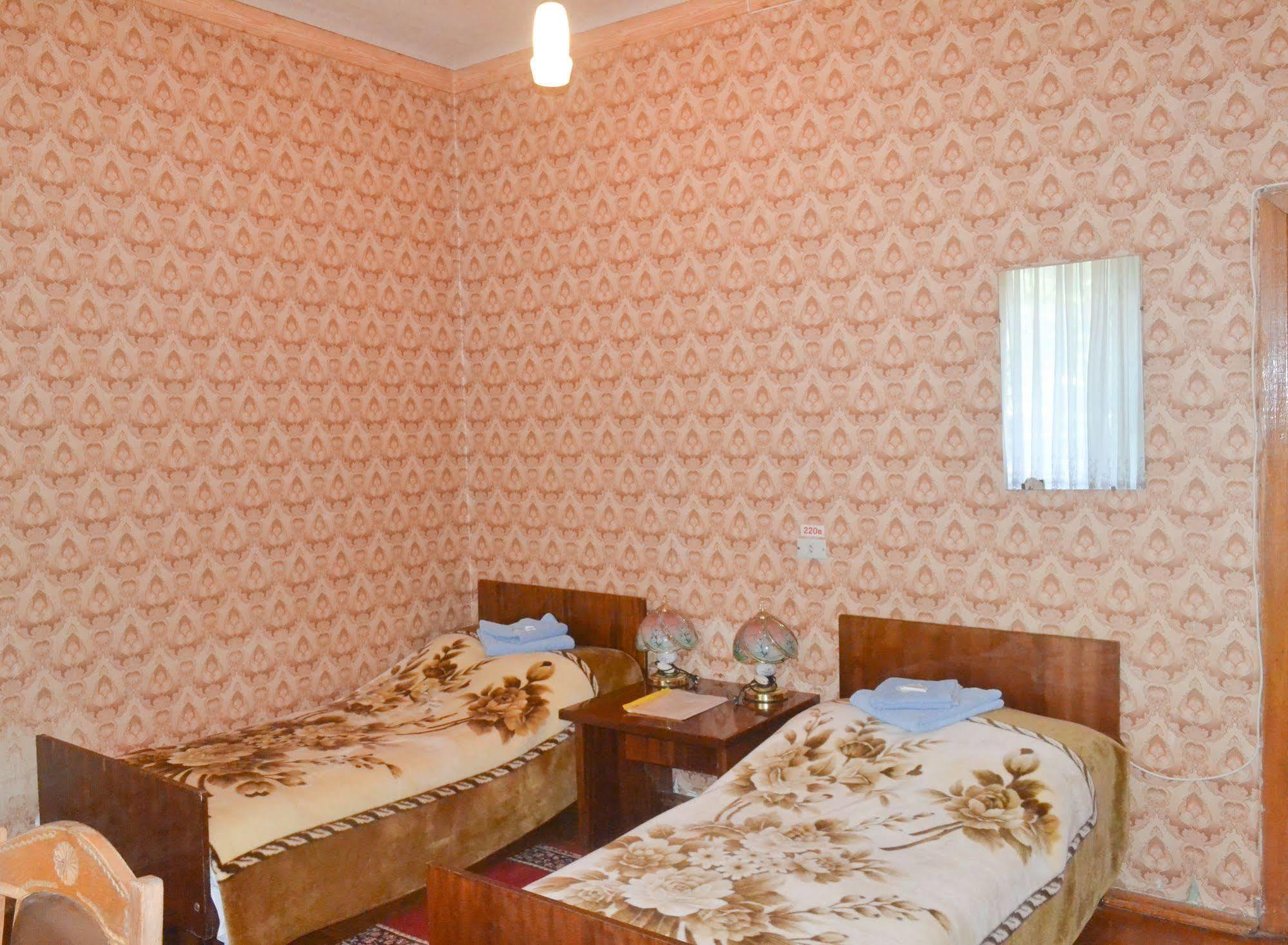 Zhovtneviy Hotel Dnipro Bagian luar foto