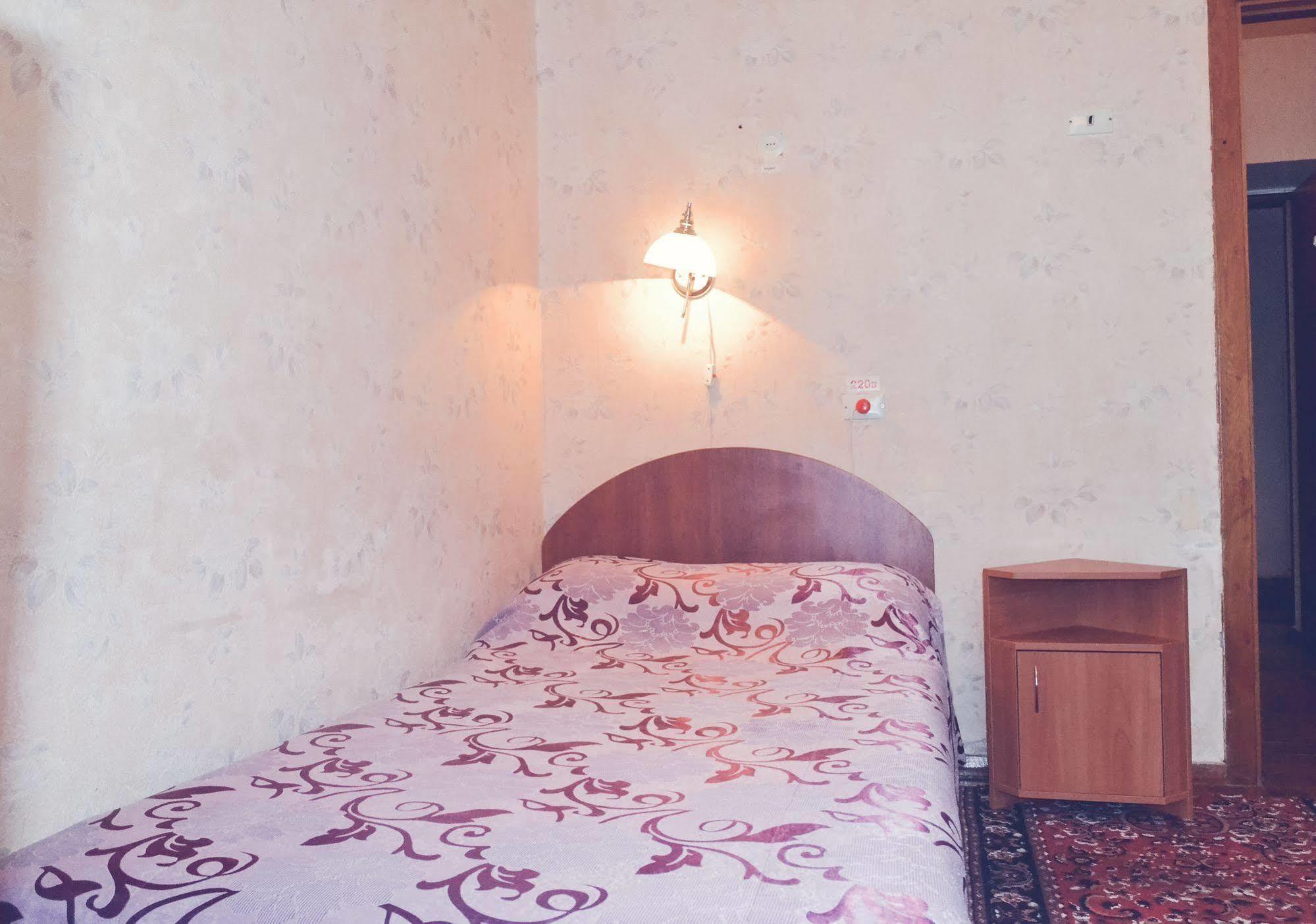 Zhovtneviy Hotel Dnipro Bagian luar foto