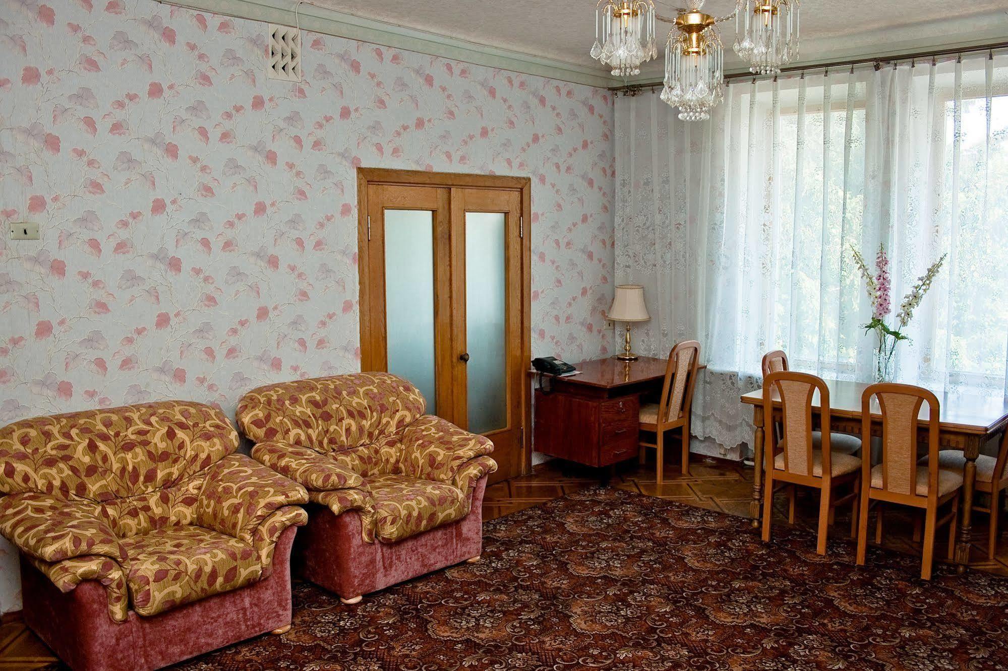 Zhovtneviy Hotel Dnipro Bagian luar foto
