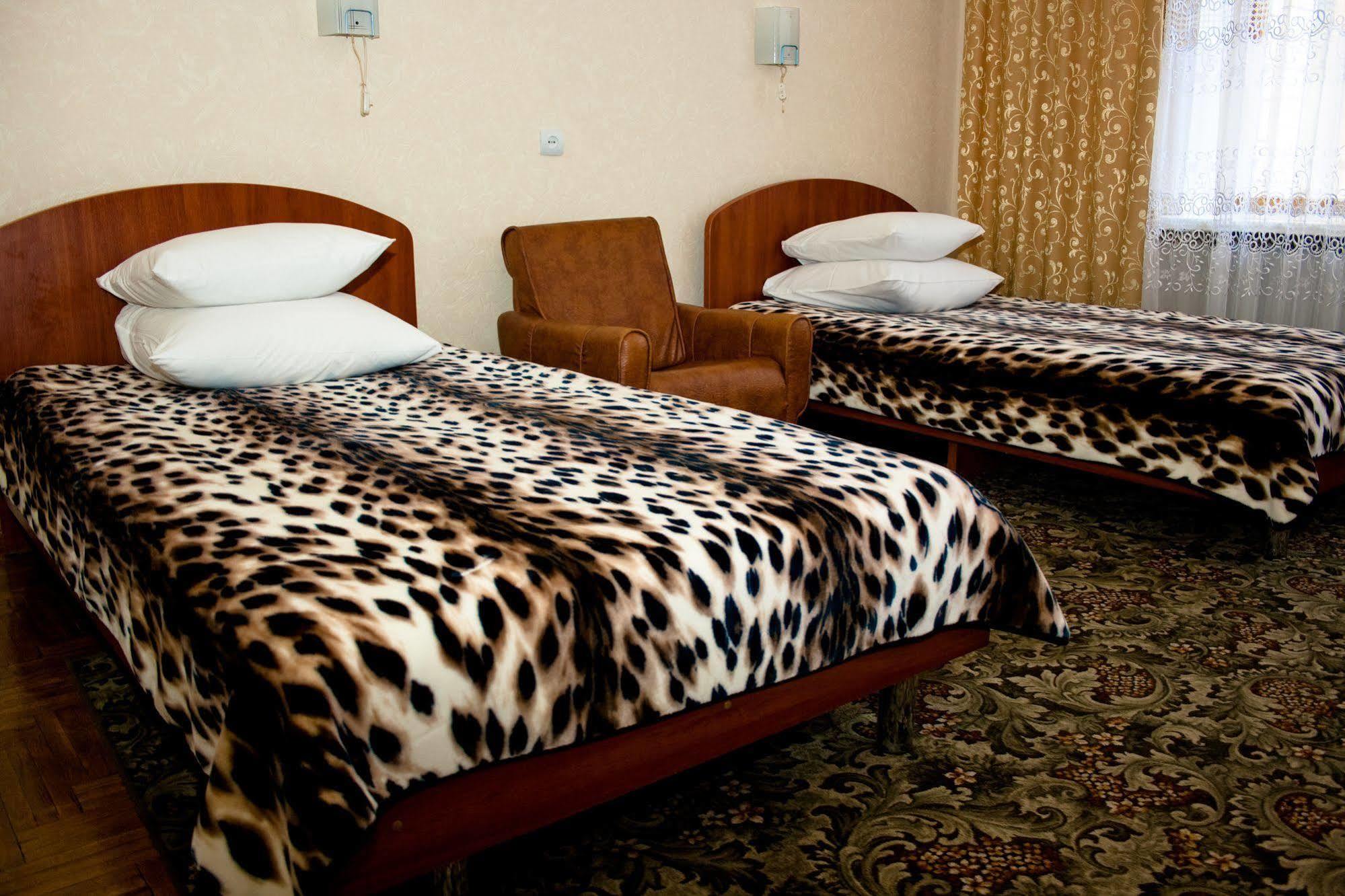 Zhovtneviy Hotel Dnipro Bagian luar foto