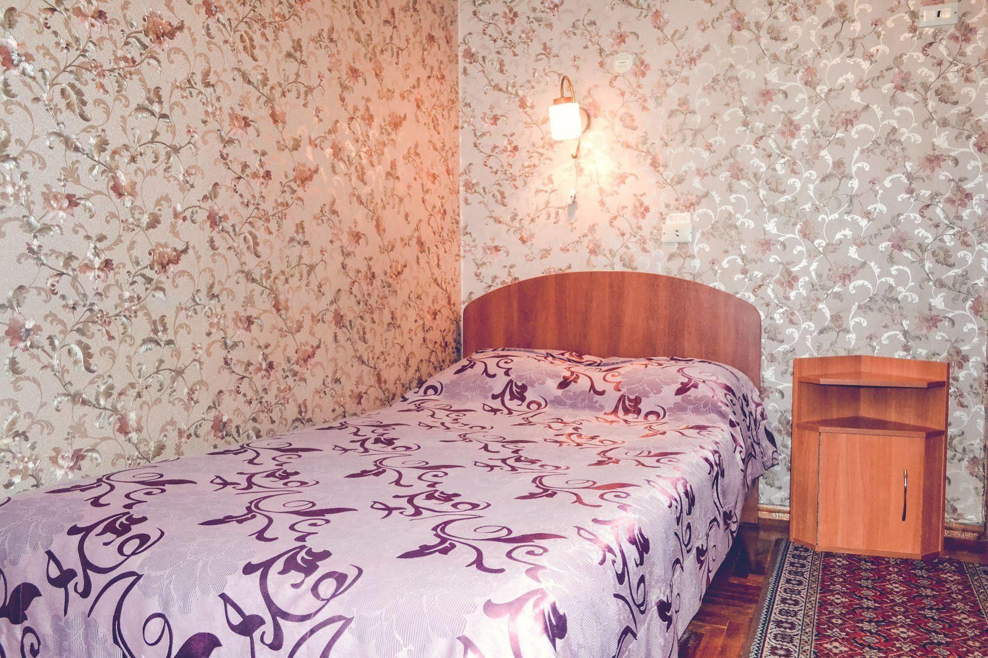 Zhovtneviy Hotel Dnipro Bagian luar foto