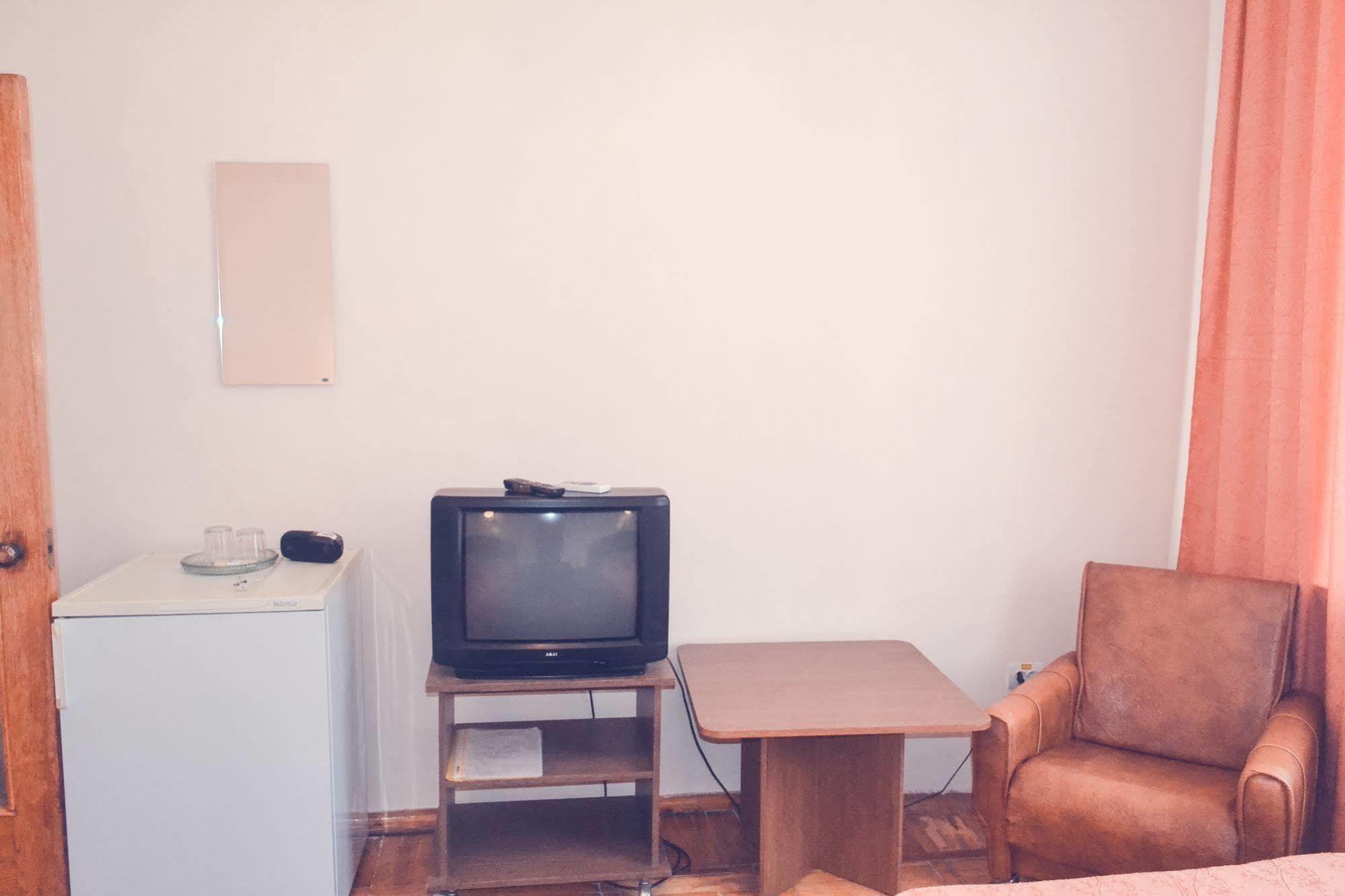 Zhovtneviy Hotel Dnipro Bagian luar foto