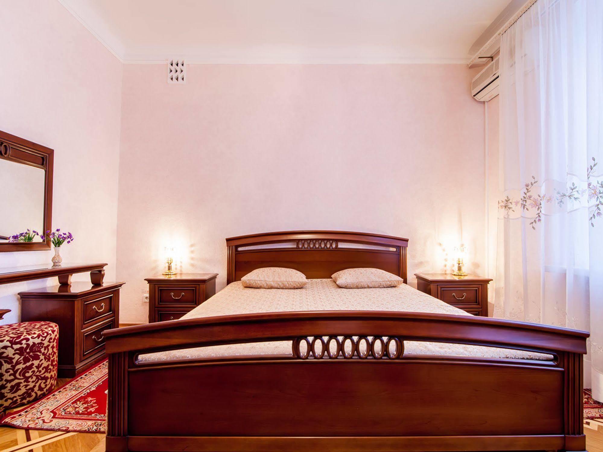 Zhovtneviy Hotel Dnipro Bagian luar foto